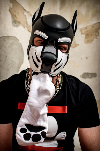 junger gay doggy traegt weisse sk8erboy puppy short crew socks mit hunde pfoten in schwarz und dog paw t-shirt mit hundemaske zu seinen roten nike tn zieht seine socken am bund straff