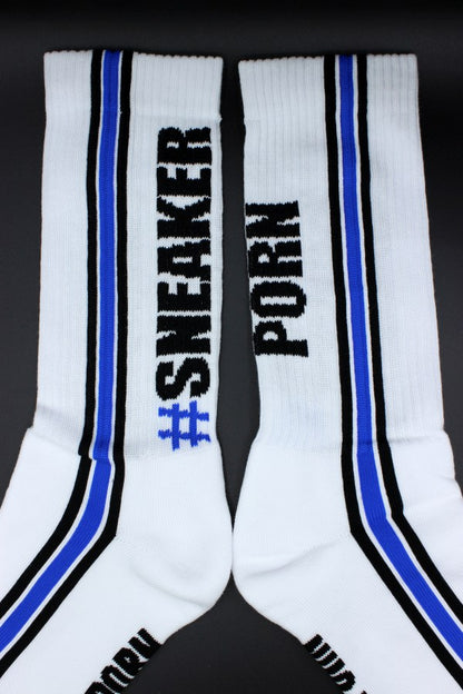 sneakerporn in weiss und royal blau von sk8erboy mit fettem hashtagg #SNEAKERPORN auf der rueckseite und der unterseite in detailansicht