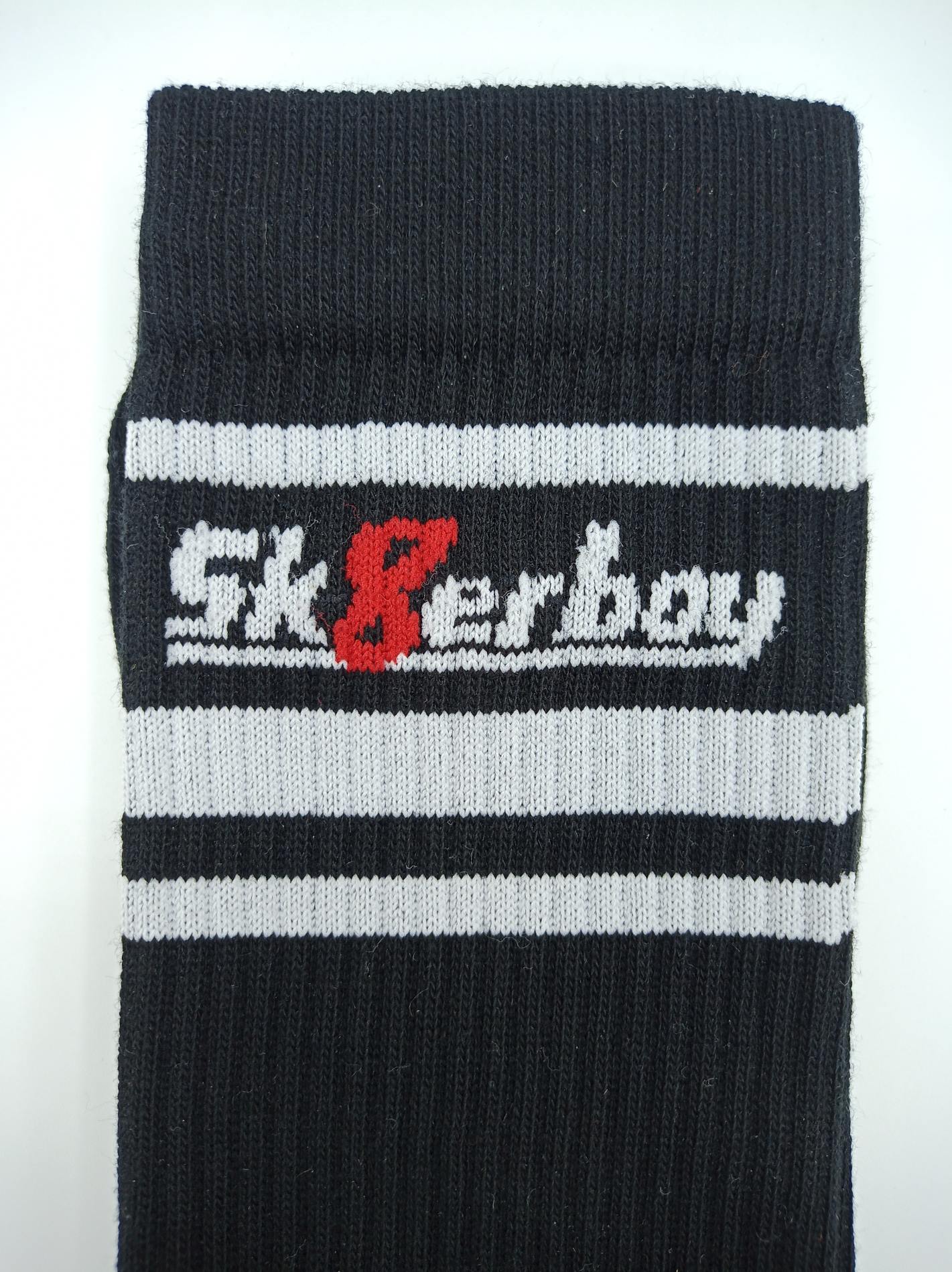 sk8erboy victory socken extra dünn in bekannter qualität jedoch besonders leicht und ideal für den sommer in schwarz nahaufnahme vom bund und sk8erboy-logo