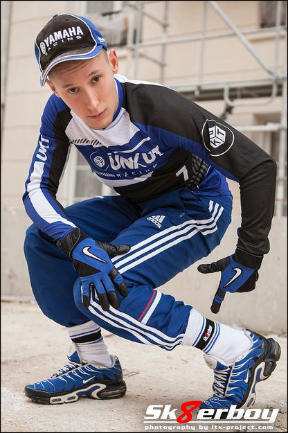 sportlicher junge in blauem soccer outfit mit kappe trägt blaue nike tn sneaker mit passenden sk8erboy deluxe socks in royal blau